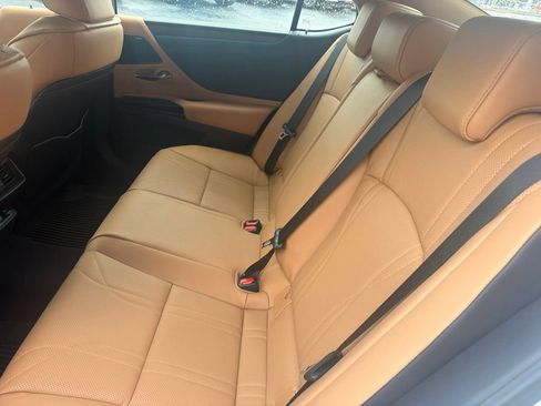 Used 2025 Lexus ES 350 w/ Luxury Package FWD image 3