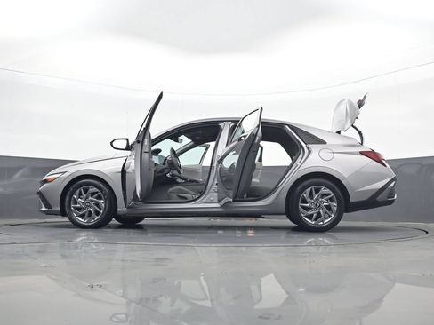 Certified 2024 Hyundai Elantra SEL FWD image 35