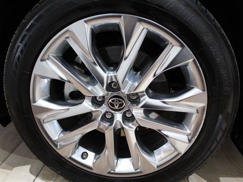 Used 2021 Toyota Highlander XLE AWD/4WD image 12