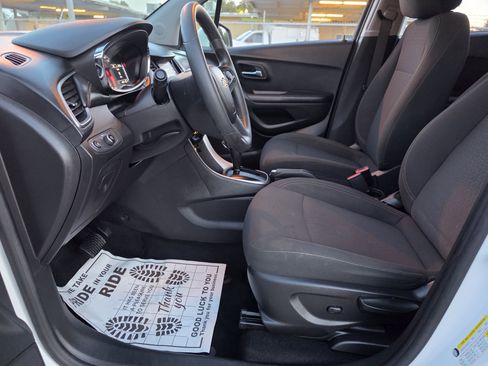 Used 2022 Chevrolet Trax LS w/ Tint and Cruise Package FWD image 23