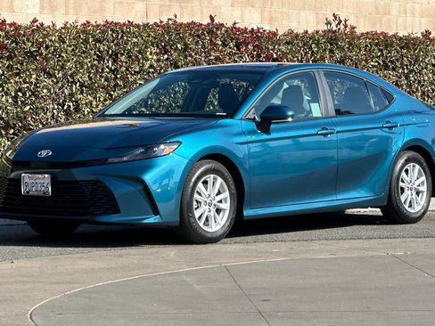 Used 2025 Toyota Camry LE image 8