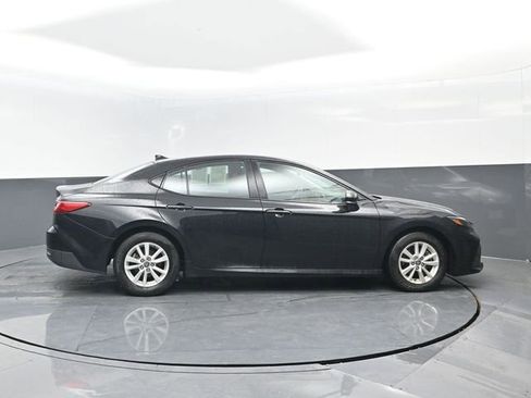 Used 2025 Toyota Camry SE image 3