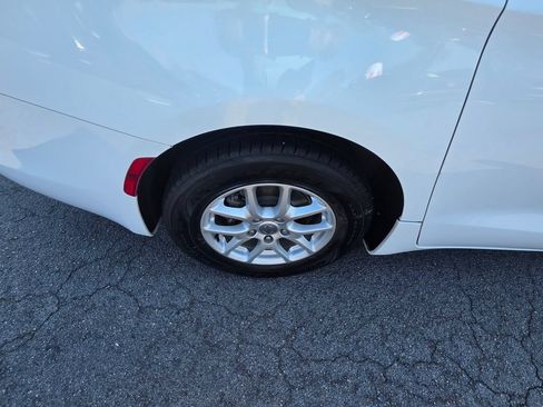 Used 2018 Chrysler Pacifica LX FWD image 10