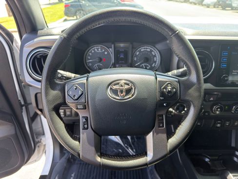Used 2018 Toyota Tacoma TRD Off-Road AWD/4WD image 15