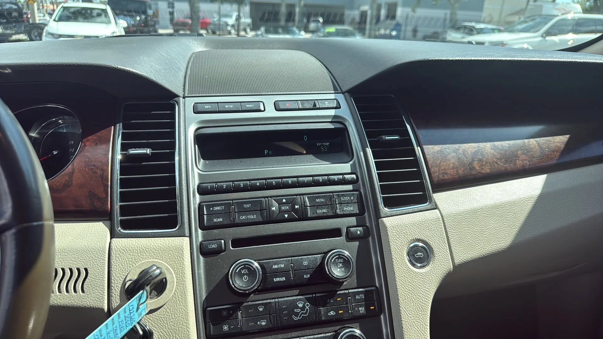 Used 2010 Ford Taurus Limited FWD image 12