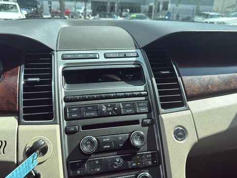 Used 2010 Ford Taurus Limited FWD image 12