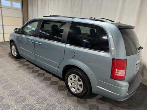 Used 2009 Chrysler Town & Country Touring w/ Flexible Seating Group image 4
