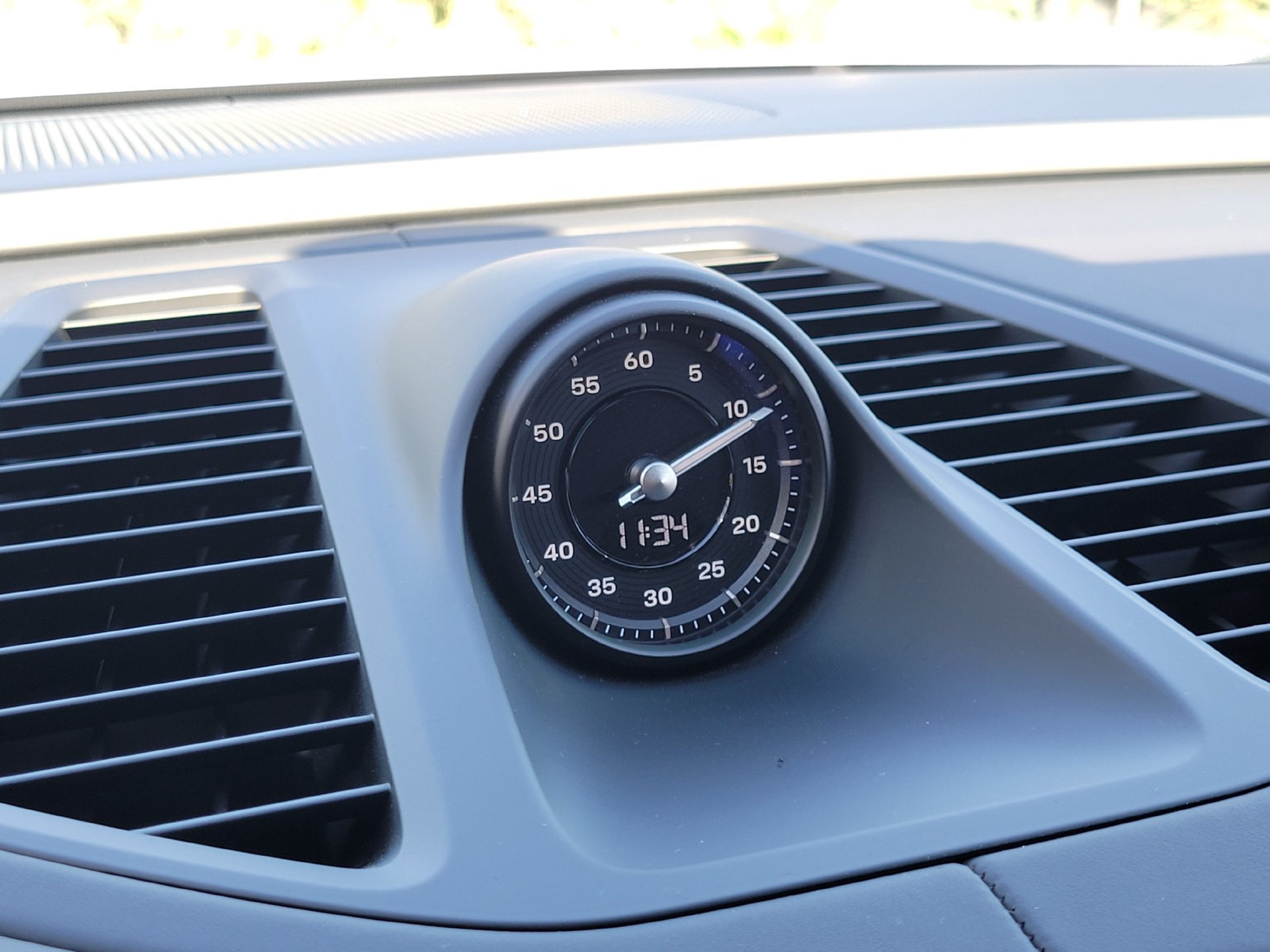 Used 2025 Porsche Macan Electric RWD image 18