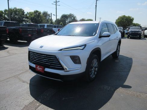 Certified 2025 Buick Enclave Preferred FWD image 11