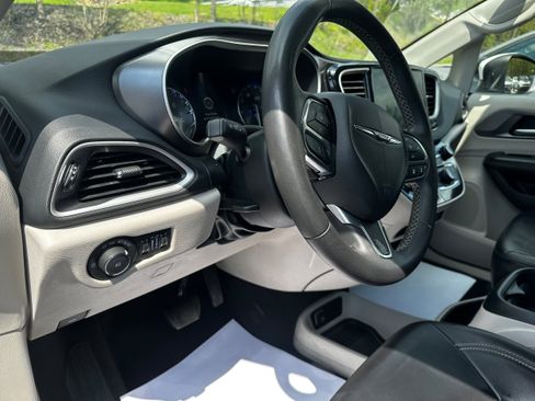 Used 2023 Chrysler Pacifica Touring-L FWD image 20