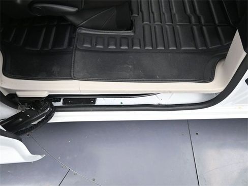 Used 2023 Chrysler Pacifica Touring-L image 14