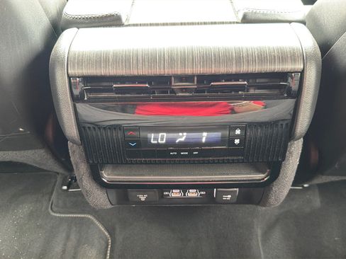 Used 2023 Jeep Wagoneer L Series II AWD/4WD image 23