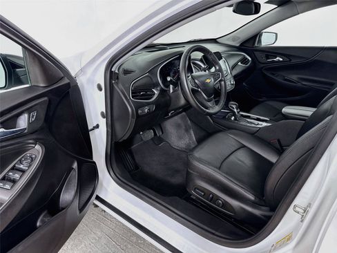Used 2022 Chevrolet Malibu LT w/ Leather Package FWD image 3