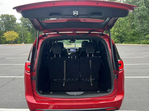 Used 2025 Chrysler Pacifica Limited FWD image 32