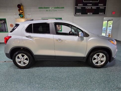 Used 2017 Chevrolet Trax LT w/ LT Convenience Package FWD image 10