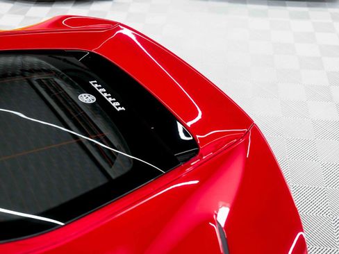 Used 2018 Ferrari 812 Superfast RWD image 32