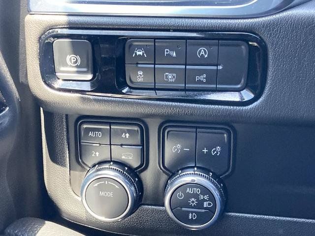 Used 2025 GMC Yukon Denali AWD/4WD image 13