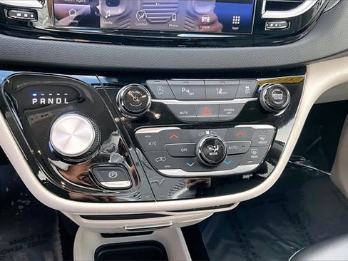 Used 2024 Chrysler Pacifica Touring-L image 34