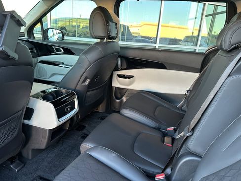 Used 2024 Kia Carnival EX image 34