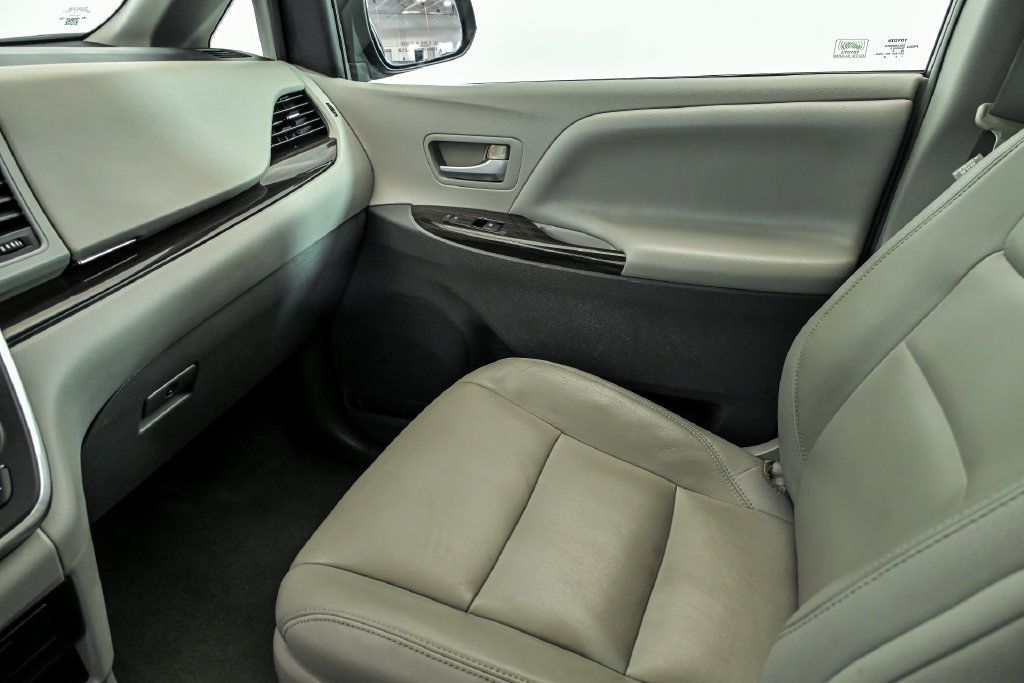 Used 2015 Toyota Sienna XLE FWD image 23