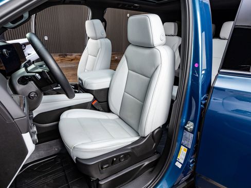 Used 2025 Chevrolet Suburban Premier w/ Sun And Tow Package image 26