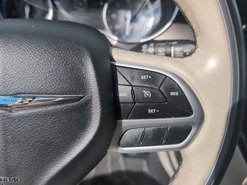 Used 2018 Chrysler Pacifica Limited image 16