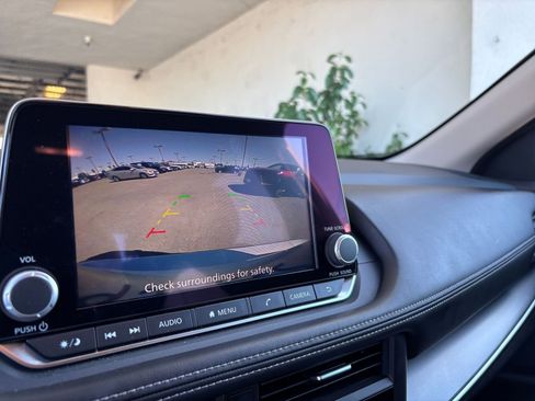 Used 2025 Nissan Rogue SV FWD image 25