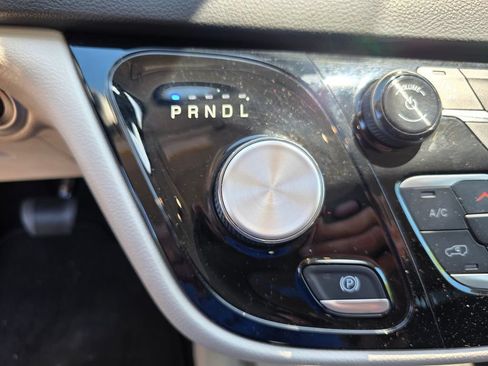Used 2024 Chrysler Pacifica Touring-L FWD image 18