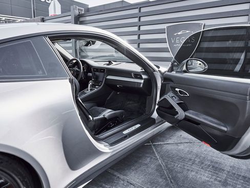 Used 2018 Porsche 911 GT3 w/ Sport Chrono Package RWD image 25