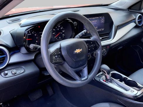 Used 2024 Chevrolet Trax LS w/ LS Convenience Package FWD image 18