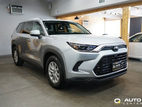 Used 2025 Toyota Grand Highlander AWD image 3