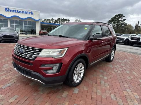 Used 2017 Ford Explorer XLT w/ Equipment Group 202A image 32