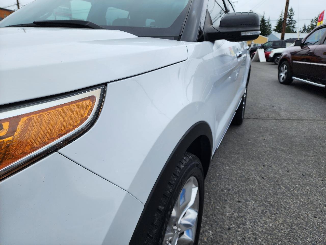 Used 2014 Ford Explorer XLT w/ Equipment Group 202A AWD/4WD image 34