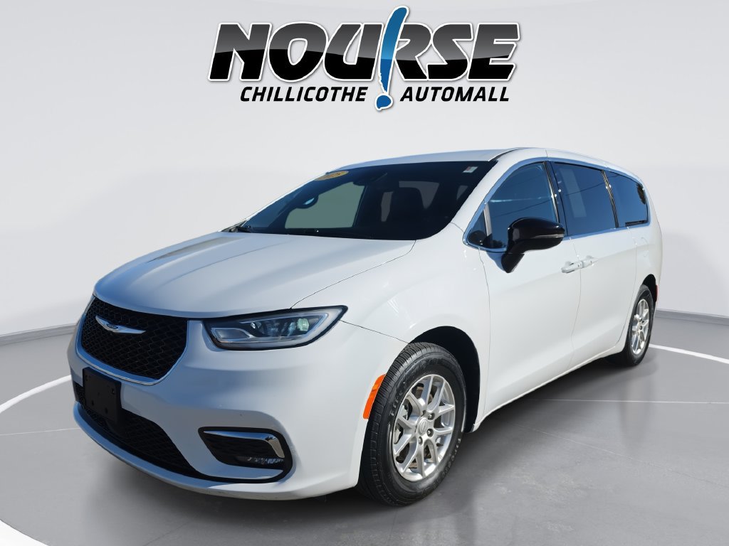Used 2025 Chrysler Pacifica Select FWD image 1