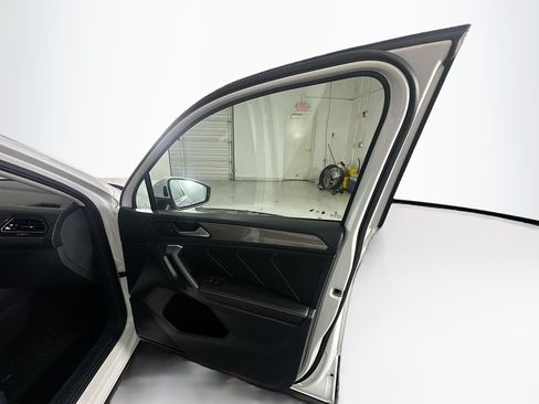 Used 2024 Volkswagen Tiguan SE FWD image 31