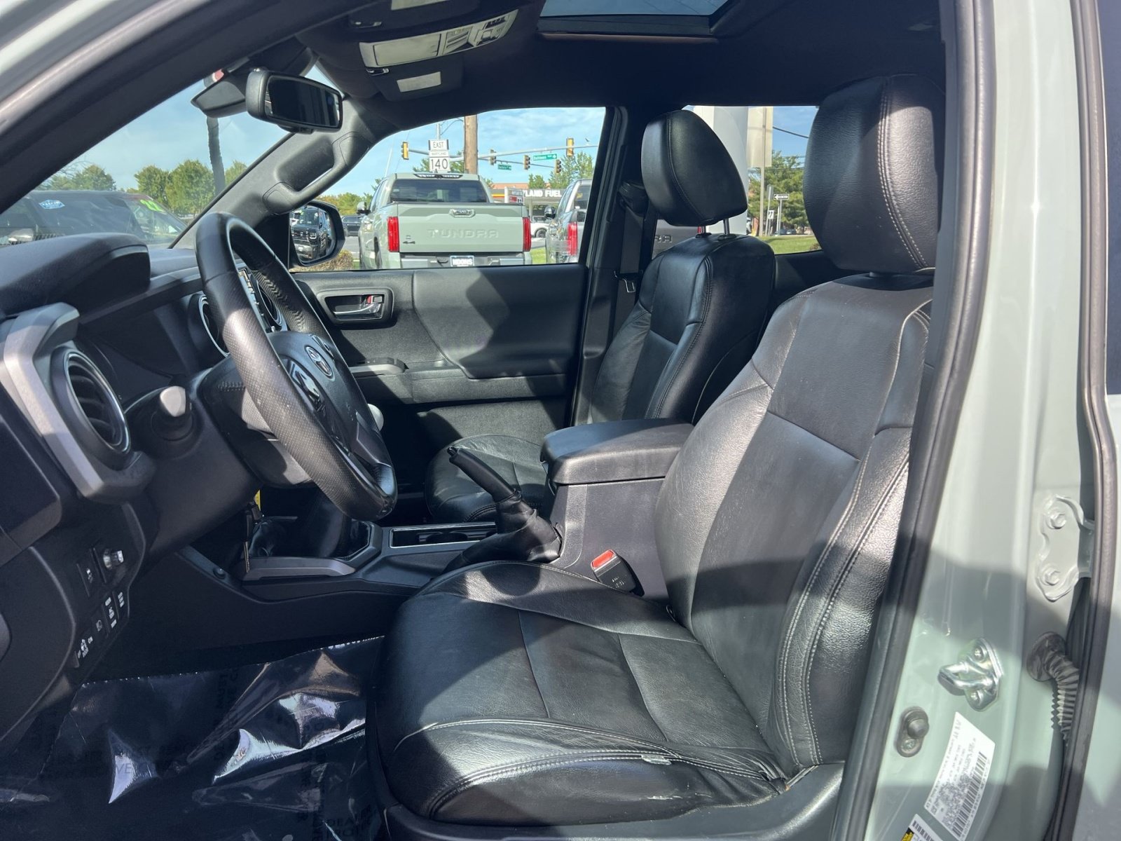 Used 2022 Toyota Tacoma TRD Off-Road w/ Technology Package AWD/4WD image 13