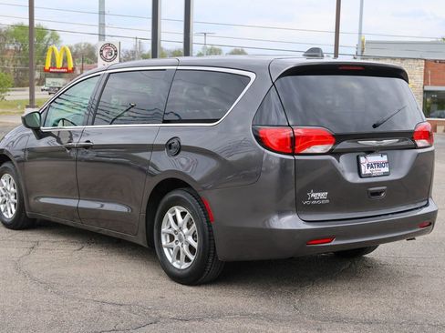 Used 2022 Chrysler Voyager LX image 5