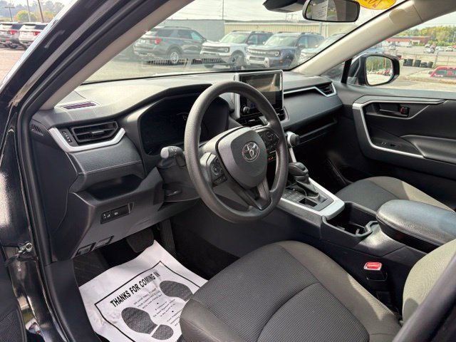 Used 2025 Toyota RAV4 LE AWD/4WD image 3