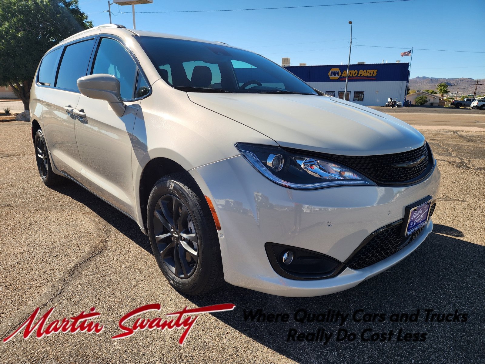 Used 2020 Chrysler Pacifica Touring-L AWD/4WD image 1