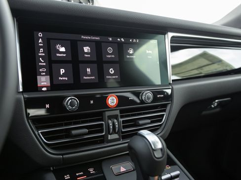 Certified 2025 Porsche Macan image 24