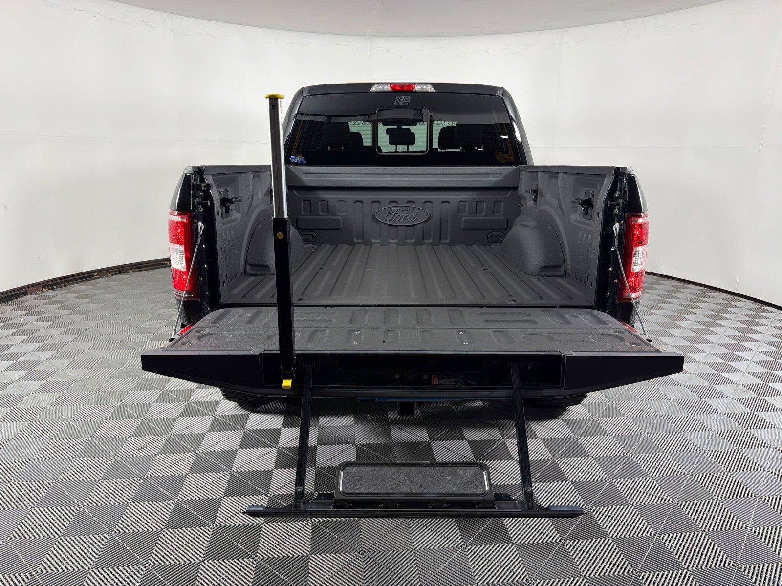 Used 2018 Ford F150 XLT w/ Equipment Group 302A Luxury AWD/4WD image 19