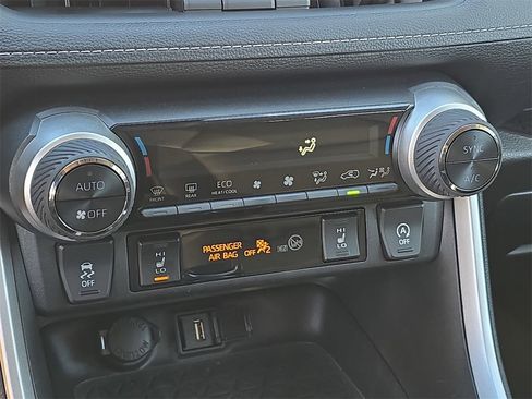 Used 2021 Toyota RAV4 XLE Premium image 23