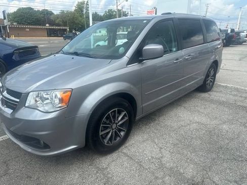 Used 2017 Dodge Grand Caravan SXT FWD image 4
