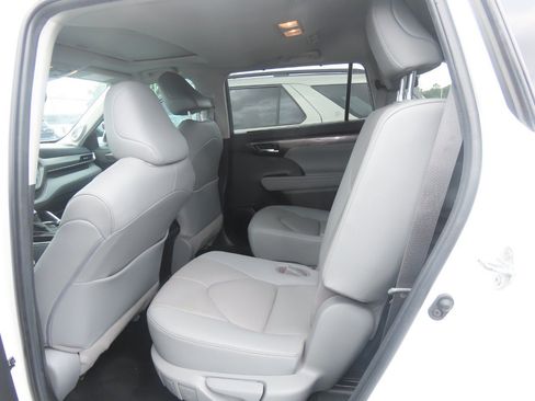 Used 2020 Toyota Highlander Limited FWD image 17