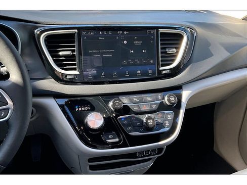 Used 2024 Chrysler Pacifica Touring-L FWD image 6