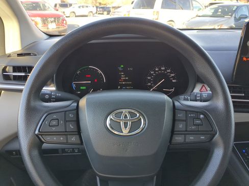 Used 2024 Toyota Sienna LE image 18