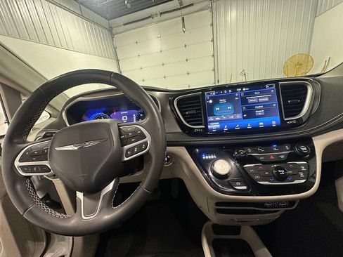 Used 2022 Chrysler Pacifica Touring-L FWD image 43