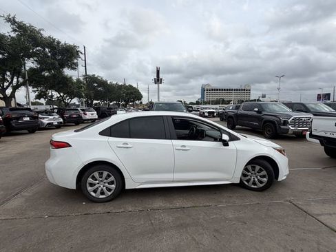 Used 2021 Toyota Corolla LE FWD image 4