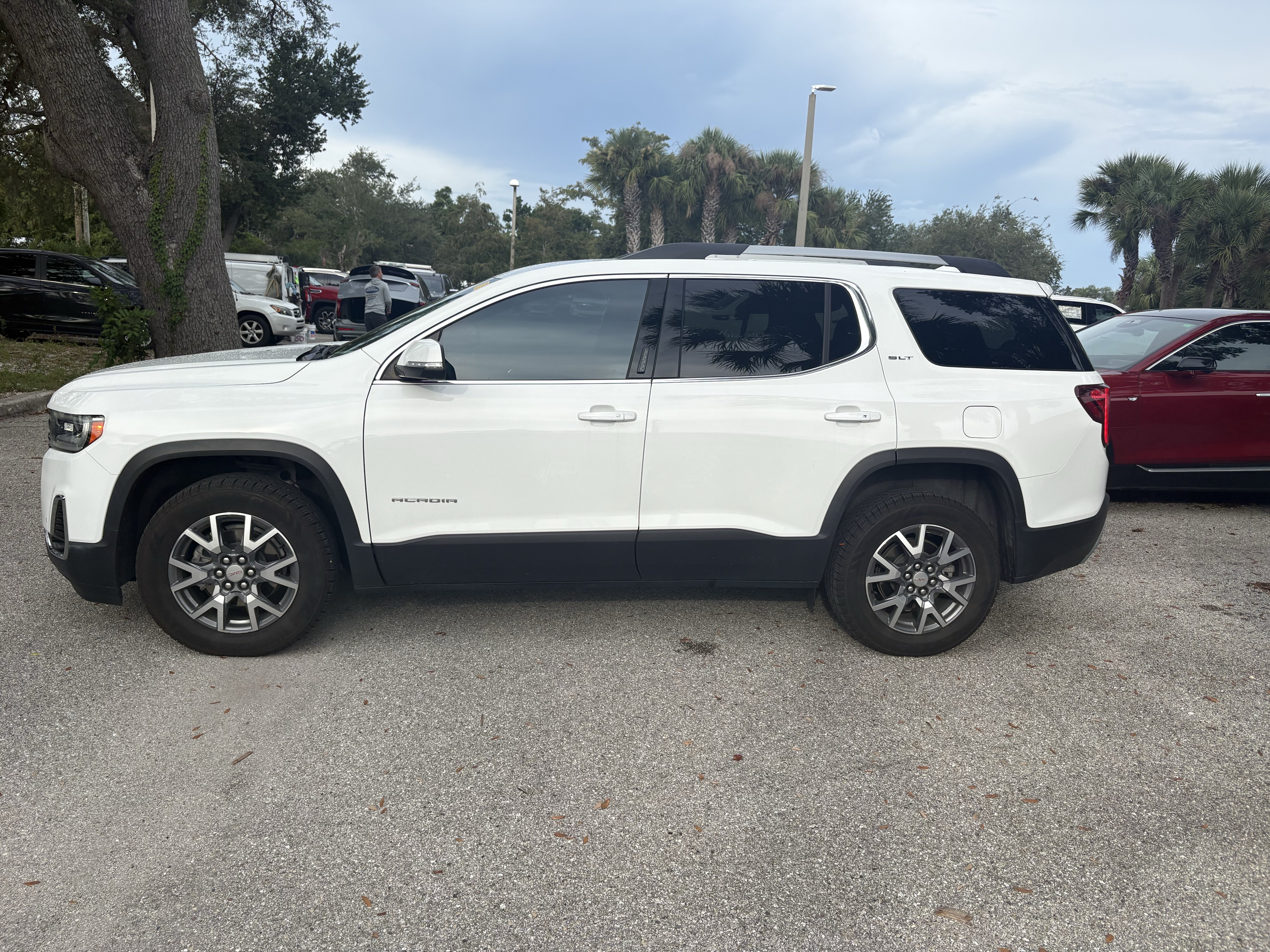 Used 2022 GMC Acadia SLT w/ Technology Package FWD image 4