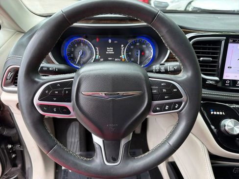 Used 2023 Chrysler Pacifica Limited FWD image 17